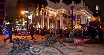 Soldados tailandeses em frente ao santurio religioso no centro de Bangcoc depois de uma exploso(foto: AFP PHOTO / PORNCHAI )