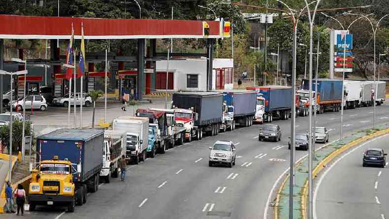 Caminhes fazem fila para carregar diesel em Caracas, em maro de 2021