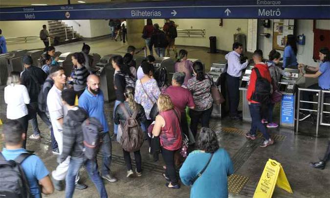 Faturamento com passagens no metrô de BH é de cerca de R$ 99,6 milhões por ano, enquanto a União deverá destinar R$ 54 milhões para a cidade (foto: Juarez Rodrigues/EM/DA Press) Faturamento com passagens no metrô de BH é de cerca de R$ 99,6 milhões por ano, enquanto a União deverá destinar R$ 54 milhões para a cidade (foto: Juarez Rodrigues/EM/DA Press)
