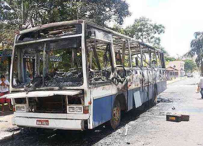 Os bombeiros suspeitam que as chamas comearam no motor do veculo(foto: Corpo de Bombeiros/Divulgao)