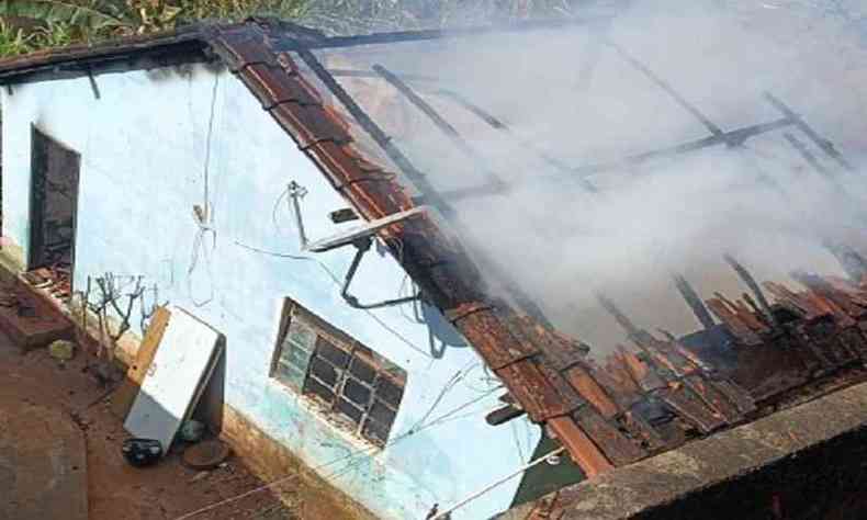 Incndio, segundo o Corpo de Bombeiros, destruiu totalmente a casa em Nova Lima