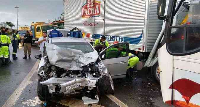 O passageiro do banco de trs do carro morreu na hora (foto: Polcia Rodoviria Federal (PRF)/ Divulgao)