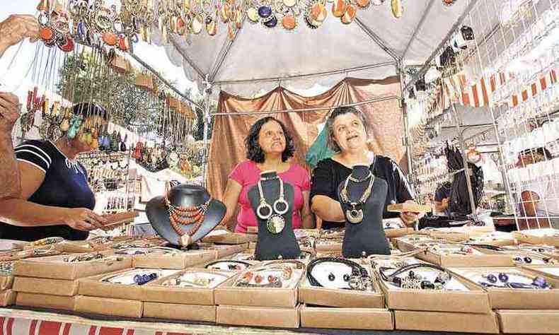As irms Marilda e Marlia, que expem h 25 anos na feira bijuterias de cermica: 