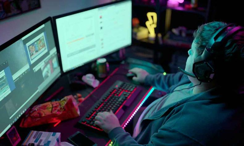 Investidor em aes em frente ao computador em cena da srie GameStop contra Wall Street 