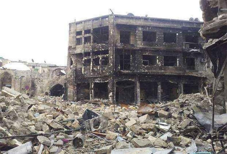 Bombardeios sucessivos em Aleppo deixam uma das maiores cidades s�rias em ru�nas, em mais de 20 meses de guerra civil no pa�s(foto: REUTERS/Yazeed Al-Halabi/Shaam News Network/Handout )