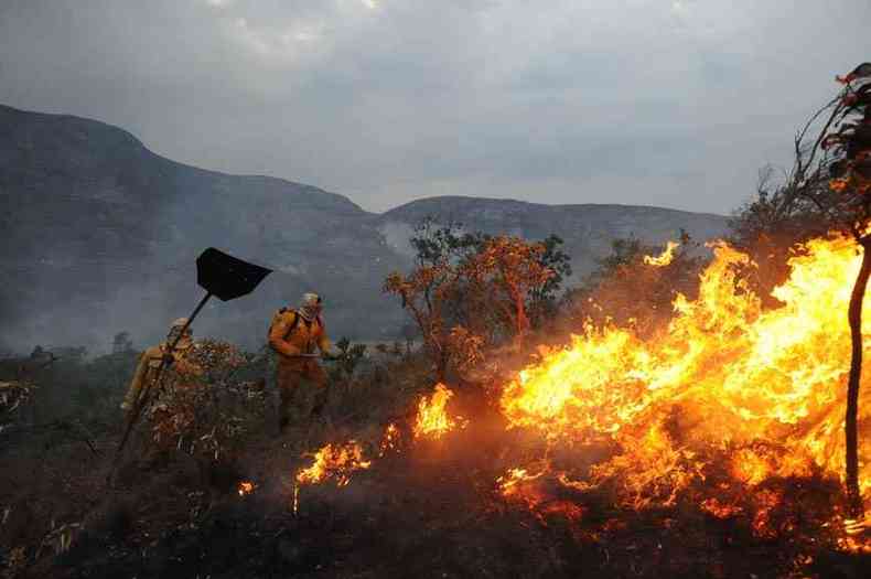 Brigadistas e voluntrios lutam contra o fogo na Serra do Cip: incndio de grandes propores durou 10 dias, expondo os combatentes a rotina extenuante(foto: Leandro Couri/EM/D.A Press)