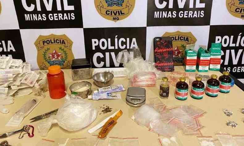 Anestsico para cavalo, comprimidos de ecstasy e anabolizante esto entre os vrios materiais apreendidos pela Polcia Civil na residncia dos suspeitos(foto: Polcia Civil/Divulgao)