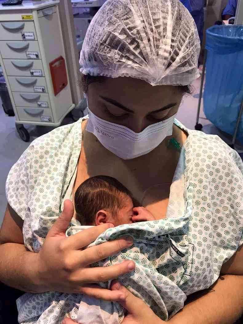 Rafaela com o filho Ravi no colo, durante internao na UTI Neonatal 