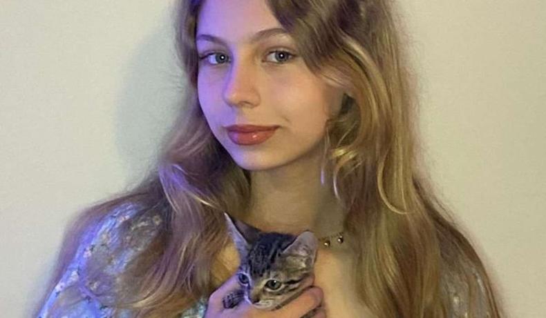 Monique com o gatinho resgatado em seu colo