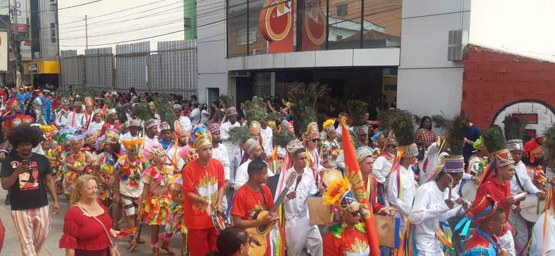 foto mostra o cortejo do Divino Esprito Santo