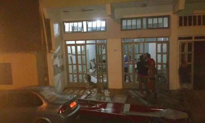 Agência bancária sofreu danos devido a explosão(foto: Polícia Militar/ Divulgação) Agência bancária sofreu danos devido a explosão(foto: Polícia Militar/ Divulgação)