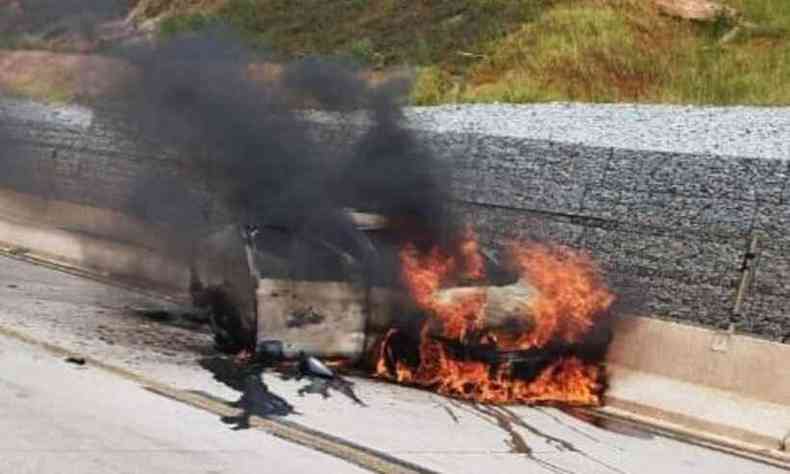 carro pegando fogo na BR-381