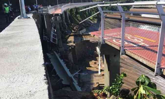 A ciclovia, que  suspensa e junto ao mar, teve um pedao de mais de 50 metros arrancado pela gua. (foto: Eric Poseidon/Salvemos So Conrado)