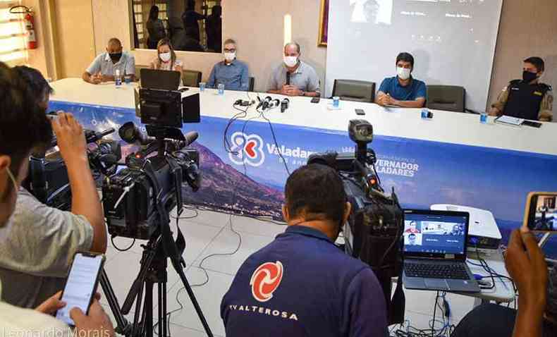 O prefeito Andr Merlo anunciou o novo decreto, com medidas restritivas mais duras, como o fechamento dos bares e restaurantes nos fins de semana(foto: Divulgao PMGV)