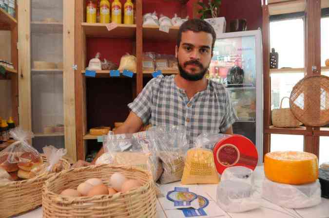 O chef Luiz Paulo Mairink cozinha na mercearia, que vira bar em trs dias da semana, para mostrar uso dos itens que vende na Bitaca da Leste (foto: Cristina Horta/EM/D.A Press)