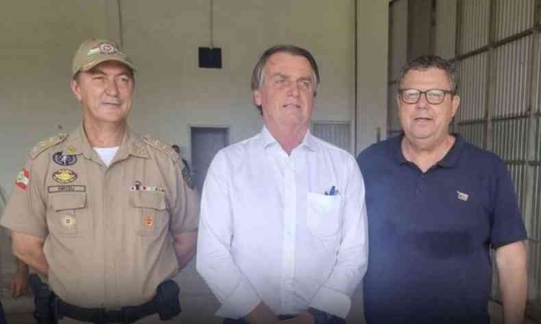 Presidente Jair Bolsonaro (PL) e o deputado federal Coronel Armando (PSL-SC), em Santa Catarina