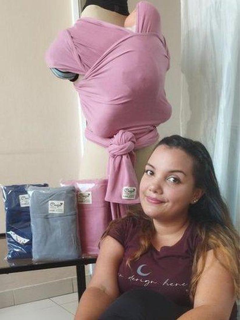 Ftima Camacho com slings para bebs