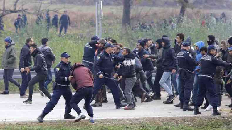 Fronteira entre Bsnia e Crocia foi palco de muitos confrontos entre polcia e migrantes