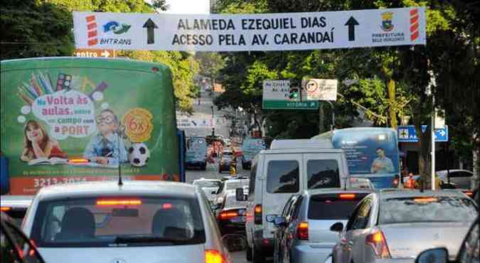 Afonso Pena ficou congestionada com abertura de converso  direita na Caranda para quem queria pegar mo-inglesa e chegar  Alameda Ezequiel Dias (foto: PAULO FILGUEIRAS/EM/D.APRESS)