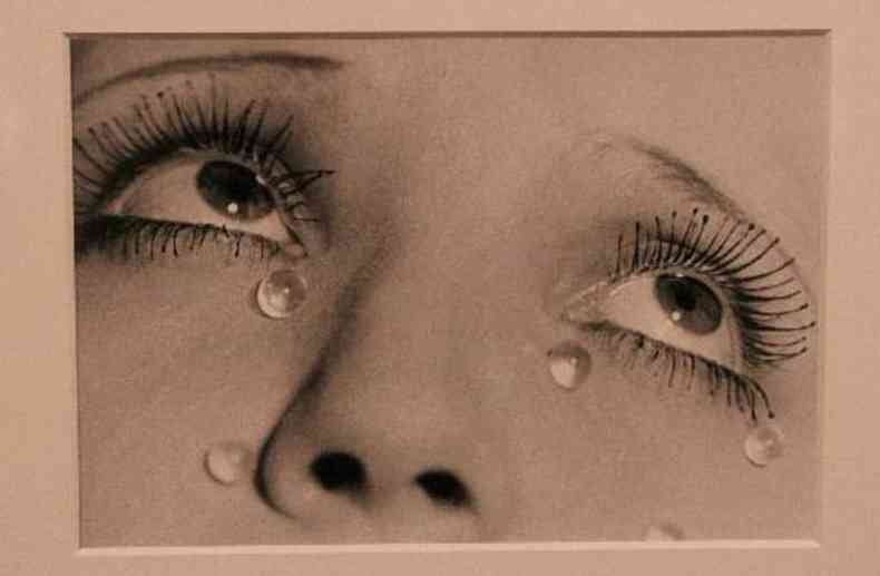 'As lgrimas'  uma das fotografias de Man Ray mais conhecidas pelo pblico (foto: Man Ray/divulgao)