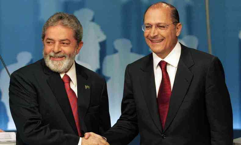 Lula cumprimenta Geraldo Alckmin; ambos sorriem