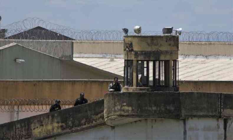 No dia 30 de dezembro passado, agentes penitencirios impediram outra fuga de detentos(foto: Juarez Rodrigues/EM/D.A Press)