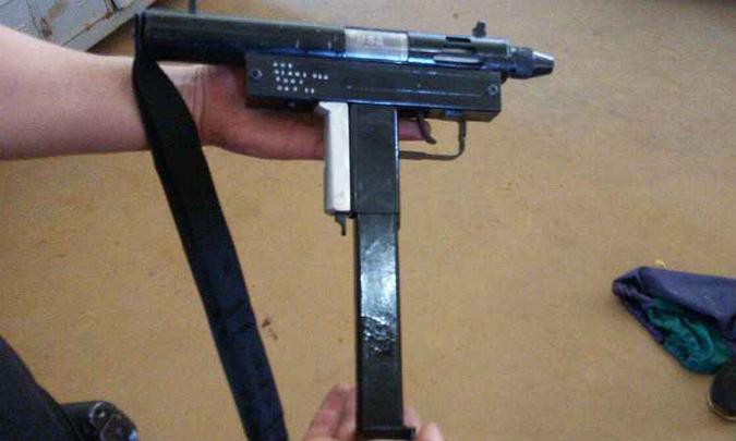 Junto às armas foram encontrados 16 carregadores(foto: Polícia Militar (PM) / Divulgação) Junto às armas foram encontrados 16 carregadores(foto: Polícia Militar (PM) / Divulgação)