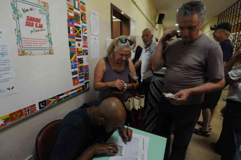 Pessoas se registrando para votar em conselheiros tutelares