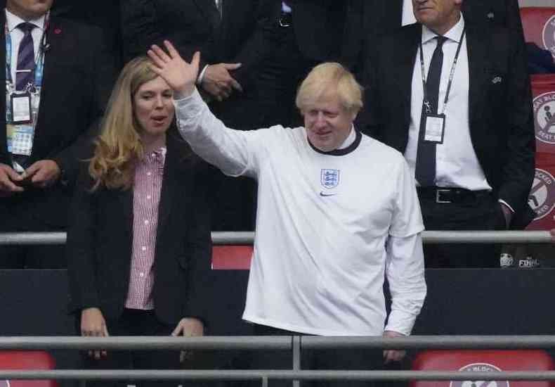 Primeiro-ministro Boris Johnson, que esteve presente na deciso da Eurocopa, pede que populao se cuide(foto: Frank Augstein/AFP)