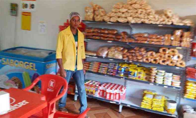 Luiz Batista, ex-trabalhador nas lavouras de So Paulo  dono de padaria na localidade de Cansano(foto: Maria Regina Santos/Divulgao)