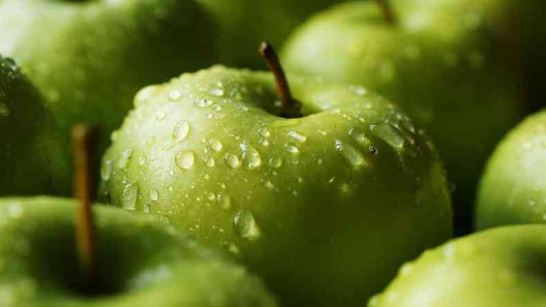 Deveramos substituir os acares refinados por aqueles que ocorrem naturalmente, como a frutose encontrada nas frutas?(foto: Tim Green/Getty Images)