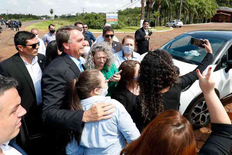 Bolsonaro tira fotos em viagem ao Paraná, na quinta-feira (25/2)(foto: PR/Reprodução)