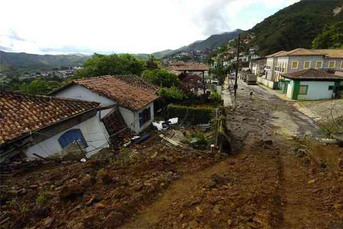 Desastres como o deslizamento de uma encosta em Ouro Preto, que destruiu imveis e matou duas pessoas, parecem no preocupar prefeituras(foto: Renato Weil/EM/D.A Press)