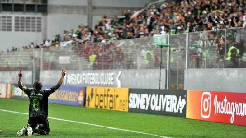 Jogador Juninho se ajoelha diante da torcida do Amrica, no Independncia, ao comemorar gol