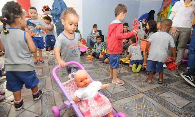 Bonecas, carrinhos de todos os tipos e jogos fizeram a alegria da crianada, que retribuiu com abraos e sorrisos(foto: Beto Novaes/EM/DA Press)