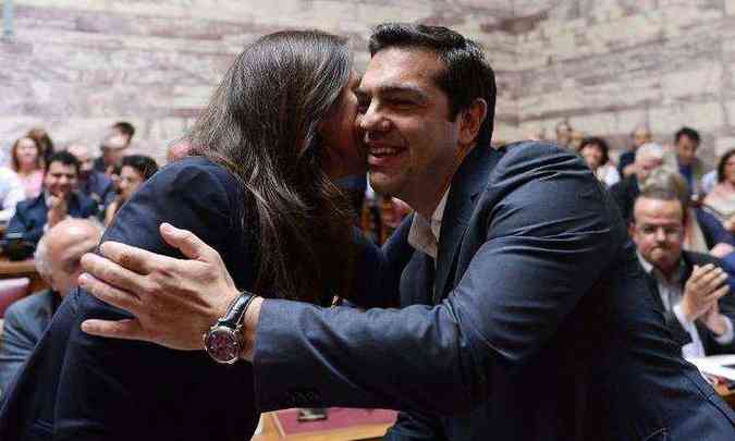 Primeiro ministro grego Alexis Tsipras cumprimenta a presidente do parlamento Zoi Konstantopoulou(foto: LOUISA GOULIAMAKI/AFP )