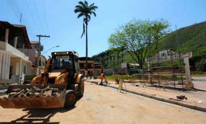 Máquinas a serviço da recuperação em Barra Longa: processo de contratação de empresas desperta críticas de representantes de companhias das regiões atingidas(foto: Gladyston Rodrigues/EM/D.A.Press) Máquinas a serviço da recuperação em Barra Longa: processo de contratação de empresas desperta críticas de representantes de companhias das regiões atingidas(foto: Gladyston Rodrigues/EM/D.A.Press)