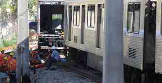 Funcionrios aguardam pea para manuteno de trem na Estao Vilarinho, em Venda Nova(foto: Paulo Filgueiras/EM/DA Press)