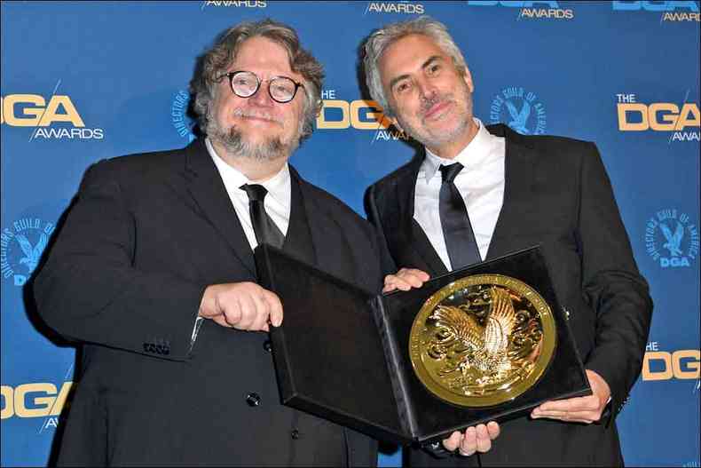 O mexicano Guillermo Del Toro, vencedor no ano passado com A forma da gua, entregou o prmio do Sindicado dos Diretores ao compatriota Alfonso Cuarn por Roma(foto: VALERIE MACON/AFP)