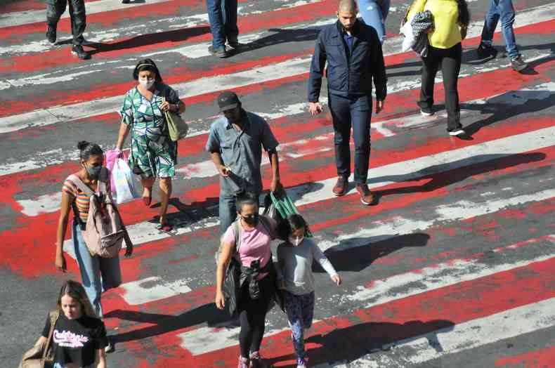 Pedestres atravessam em avenida de BH