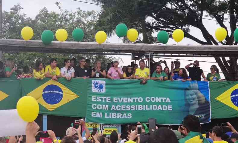 Michelle Bolsonaro discursa em um trio eltrico ao lado de apoiadores