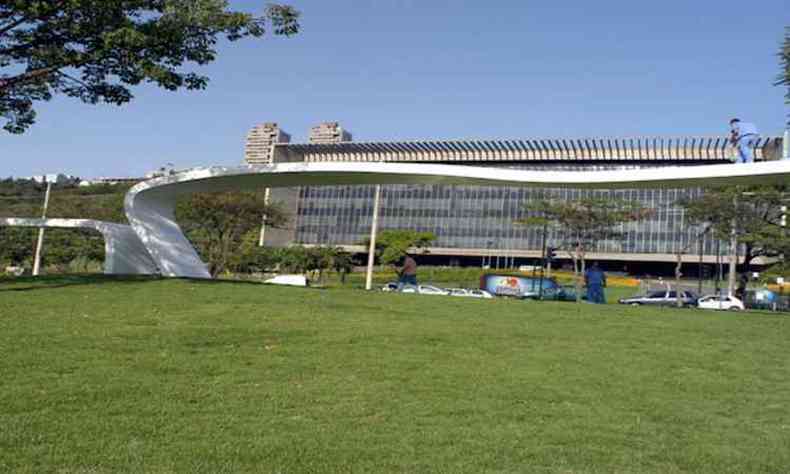 Obra da artista Tomie Ohtake localizada em frente  sede da Usiminas, em Belo Horizonte(foto: Divulgao/ Instituto Tomie Ohtake)