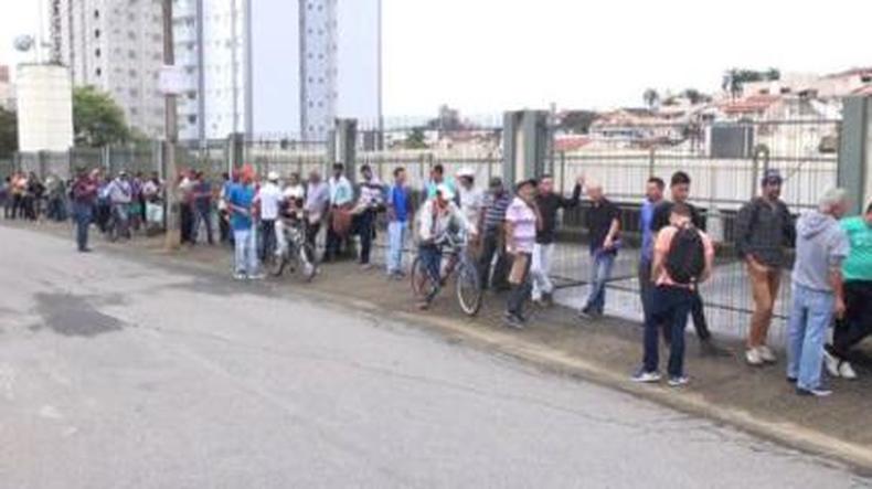 Fila de emprego no CAC, em Pouso Alegre