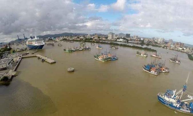 Barcos de pesca impedem o acesso de navios ao Porto de Itajaí, em Santa Catarina(foto: Alex Dickel/Divulgação) Barcos de pesca impedem o acesso de navios ao Porto de Itajaí, em Santa Catarina(foto: Alex Dickel/Divulgação)