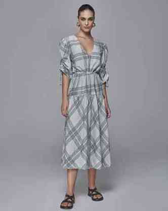  A Essenciale doou vestido mdi xadrez em viscose com detalhes em relevo e camisa em tricoline peletizada