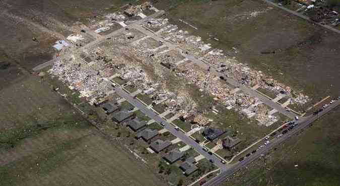 Rastro de destruio  visto de cima, no vilarejo de Vilonia, estado de Arkansas(foto: Carlo Allegri/Reuters)