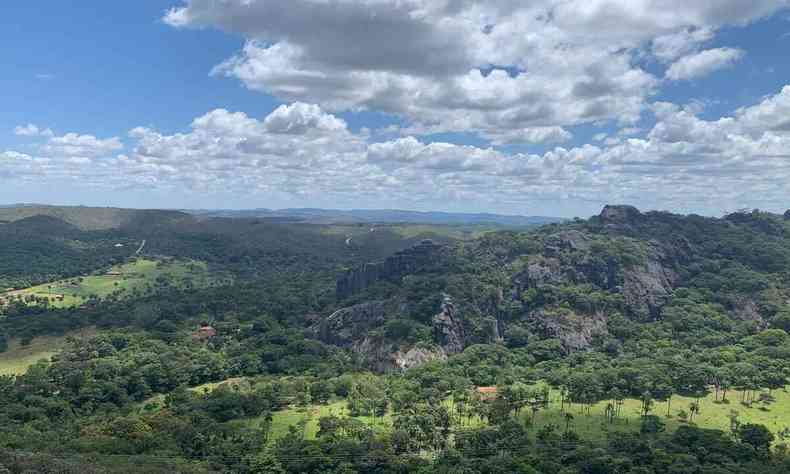 Distrito da Serra do Cip; imagem mostra montanhas e horizonte de um dos principais cartes postais de Minas Gerais