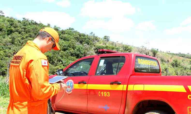 Farda laranja deve ser utilizada por todos os bombeiros militares de Minas(foto: Paulo Filgueiras/EM/D.A. Press)