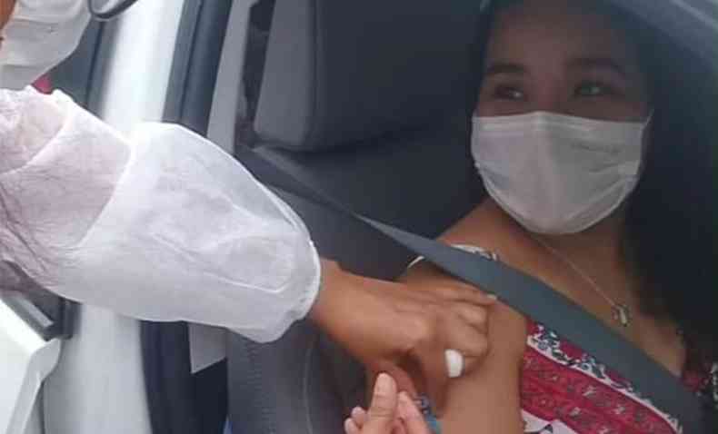 Maynne Trindade, de 17 anos, recebeu a primeira dose da vacina Pfizer, em Nanuque