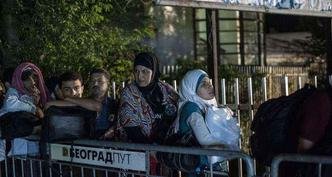 Migrantes esperam para ser registrados no in�cio desta manh� no centro de refugiados na S�rvia(foto: AFP PHOTO/ARMEND NIMANI )
